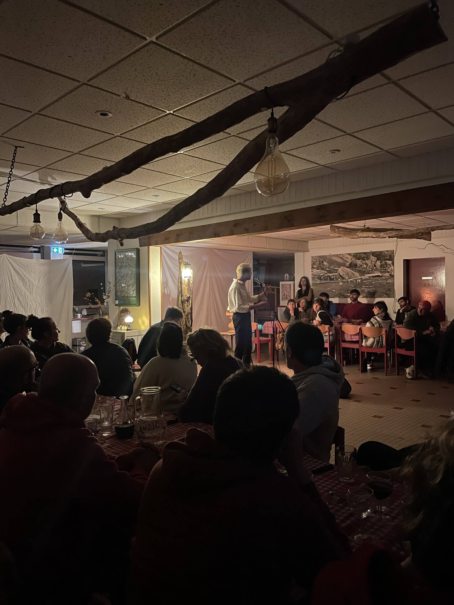 Personnes assises à table en train d'assister à un concert
